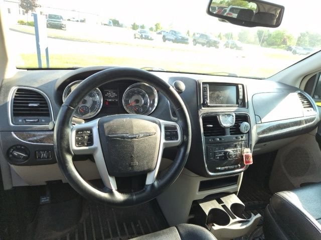 Used 2015 Chrysler Town & Country Touring-L w/ Driver Convenience Group FWD image 10