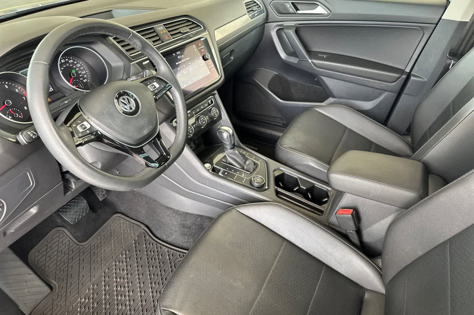 Used 2020 Volkswagen Tiguan SE w/ Panoramic Sunroof Package AWD/4WD image 11