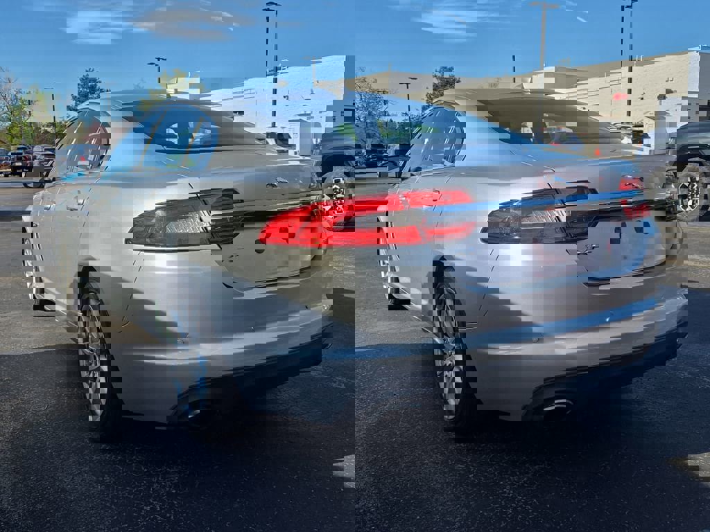 Used 2013 Jaguar XF image 9