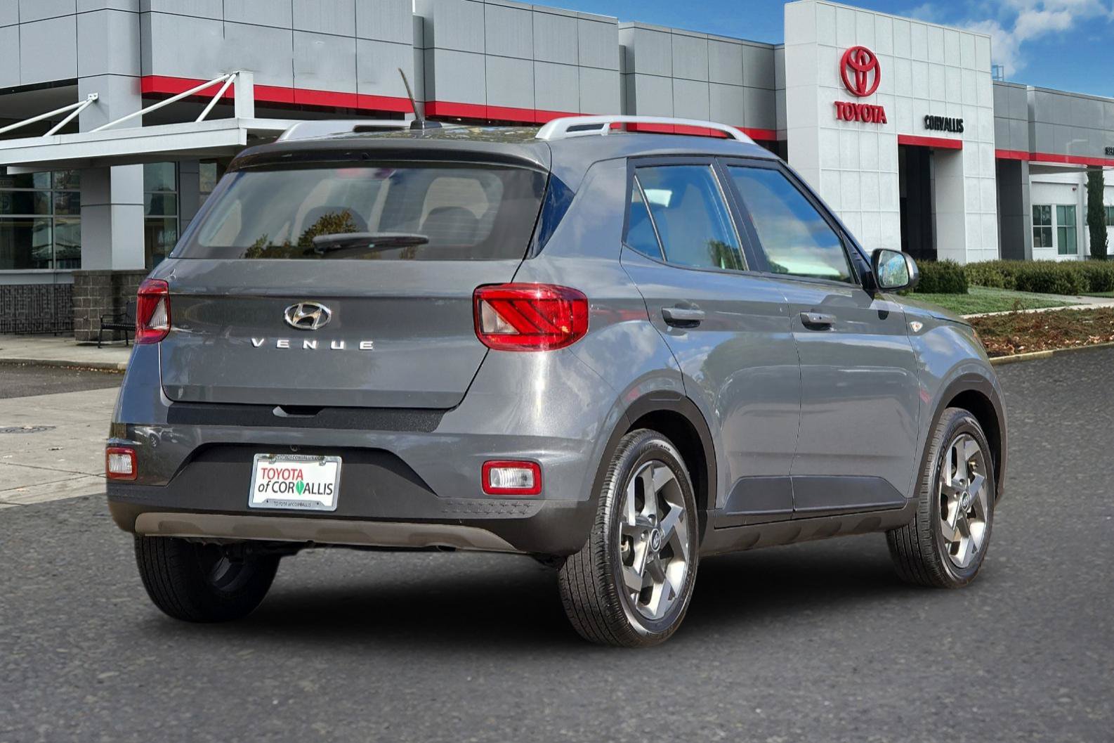 Used 2025 Hyundai Venue SEL FWD image 4