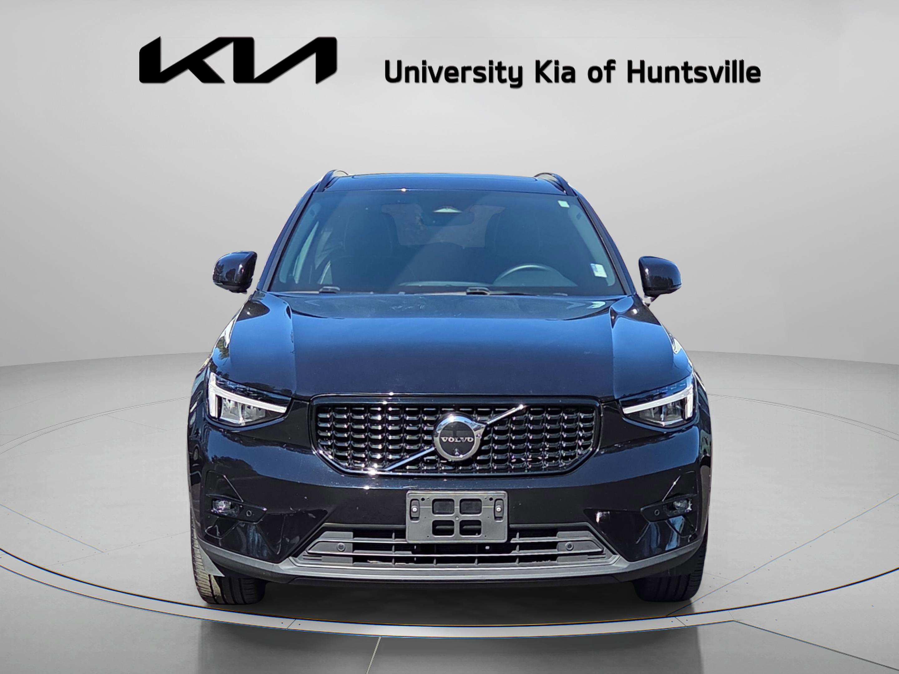 Used 2025 Volvo XC40 B5 Plus image 2