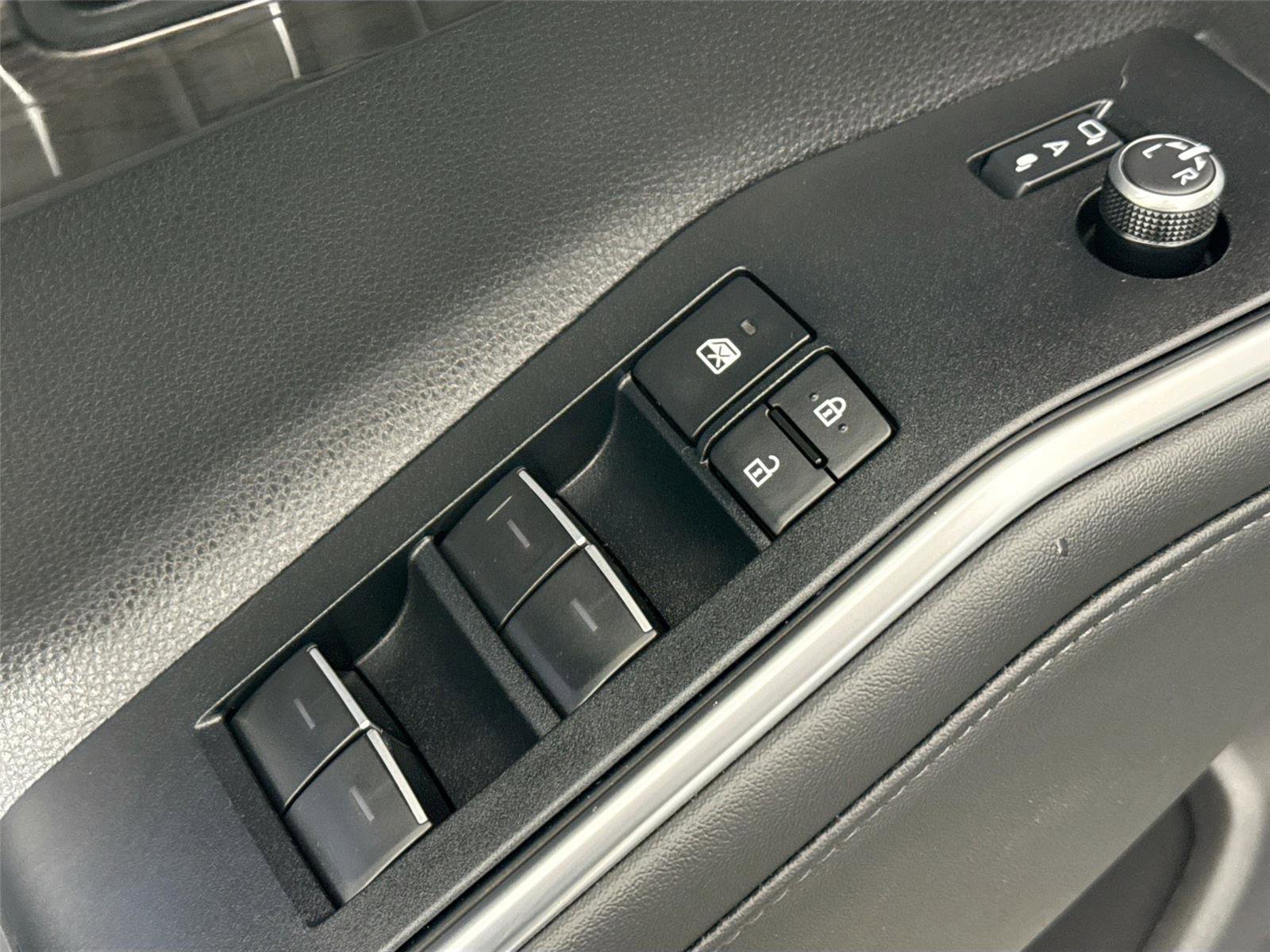 Certified 2025 Toyota Highlander Platinum image 29