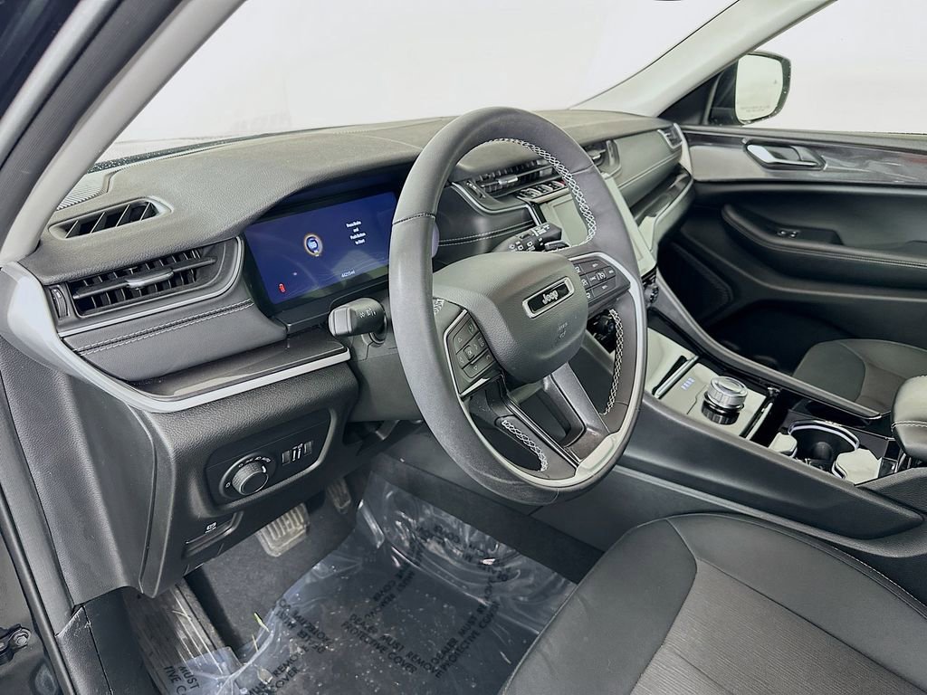 Used 2023 Jeep Grand Cherokee Laredo w/ Luxury Tech Group I image 17