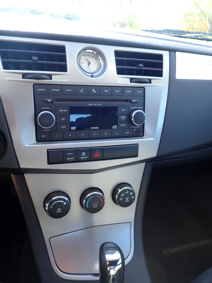 Used 2010 Chrysler Sebring Touring image 9