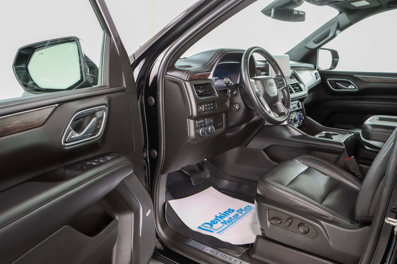 Used 2023 Chevrolet Tahoe Z71 w/ Luxury Package image 3