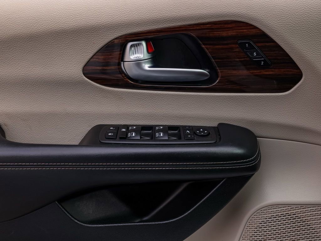 Used 2023 Chrysler Pacifica Limited image 23