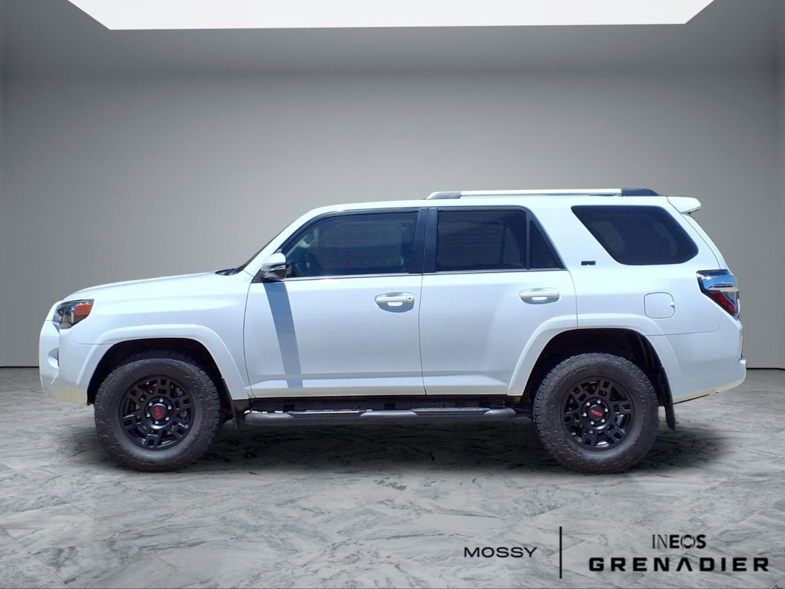 Used 2021 Toyota 4Runner SR5 Premium w/ Moonroof Package RWD image 5