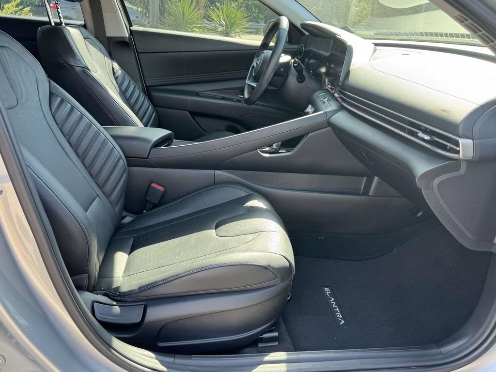 Used 2023 Hyundai Elantra Limited FWD image 15