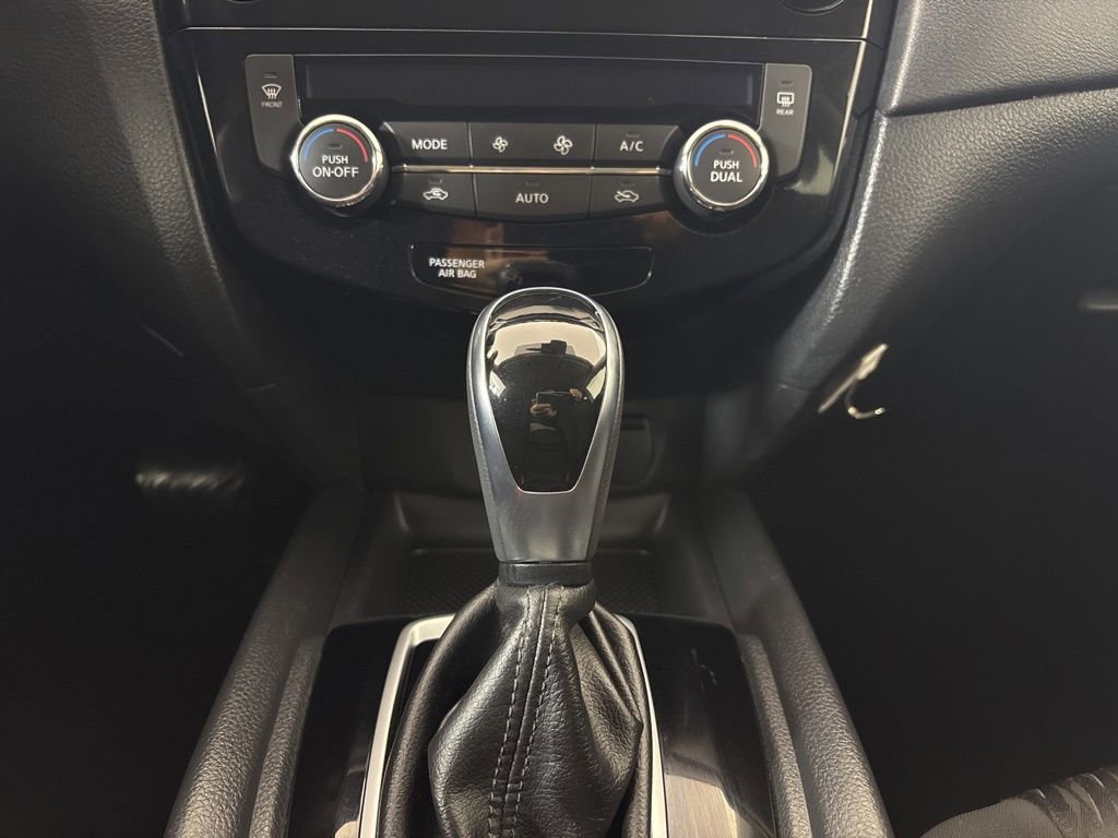 Used 2020 Nissan Rogue SV image 25