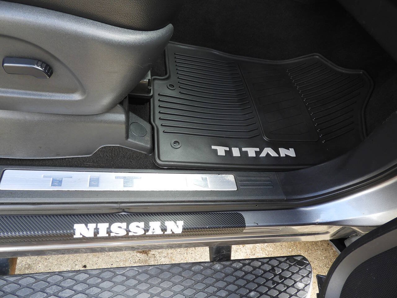 Used 2018 Nissan Titan SL w/ Chrome Package AWD/4WD image 30