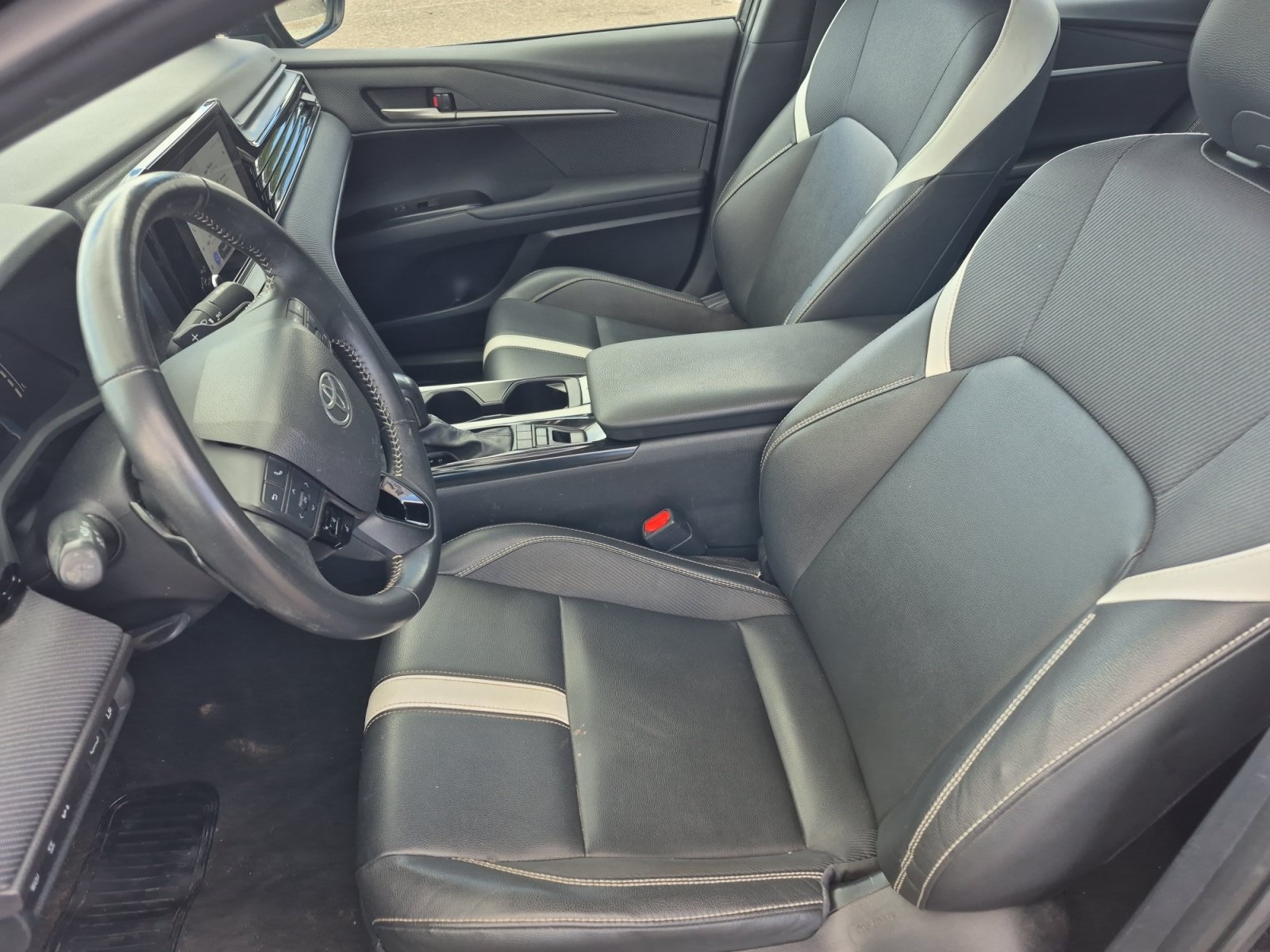 Used 2025 Toyota Camry SE FWD image 13