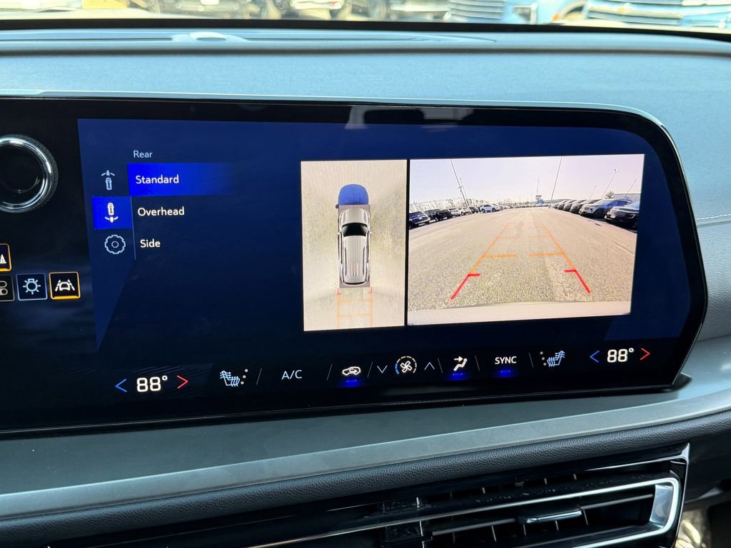 Used 2024 Chevrolet Traverse LT image 25