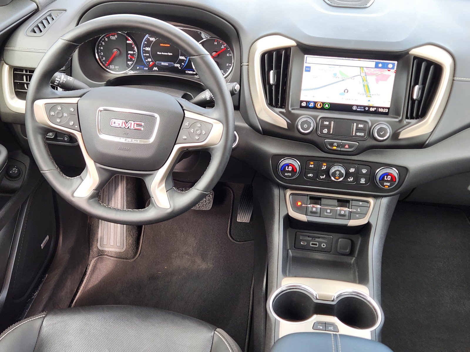 Used 2024 GMC Terrain Denali w/ Denali Premium Package AWD/4WD image 10