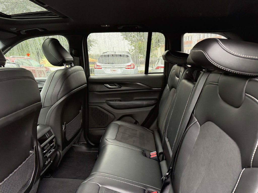 Used 2025 Jeep Grand Cherokee Altitude AWD/4WD image 16
