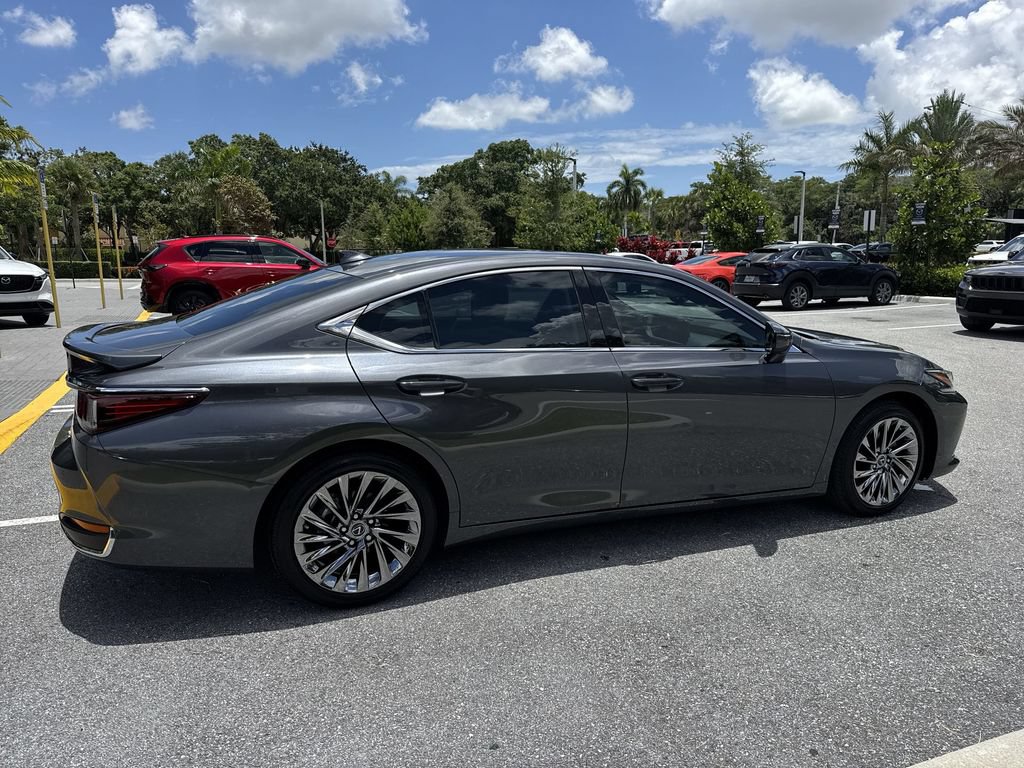 Used 2024 Lexus ES 300h Ultra Luxury w/ Accessory Package (Z2) FWD image 4
