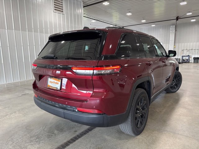 Used 2024 Jeep Grand Cherokee Altitude image 6