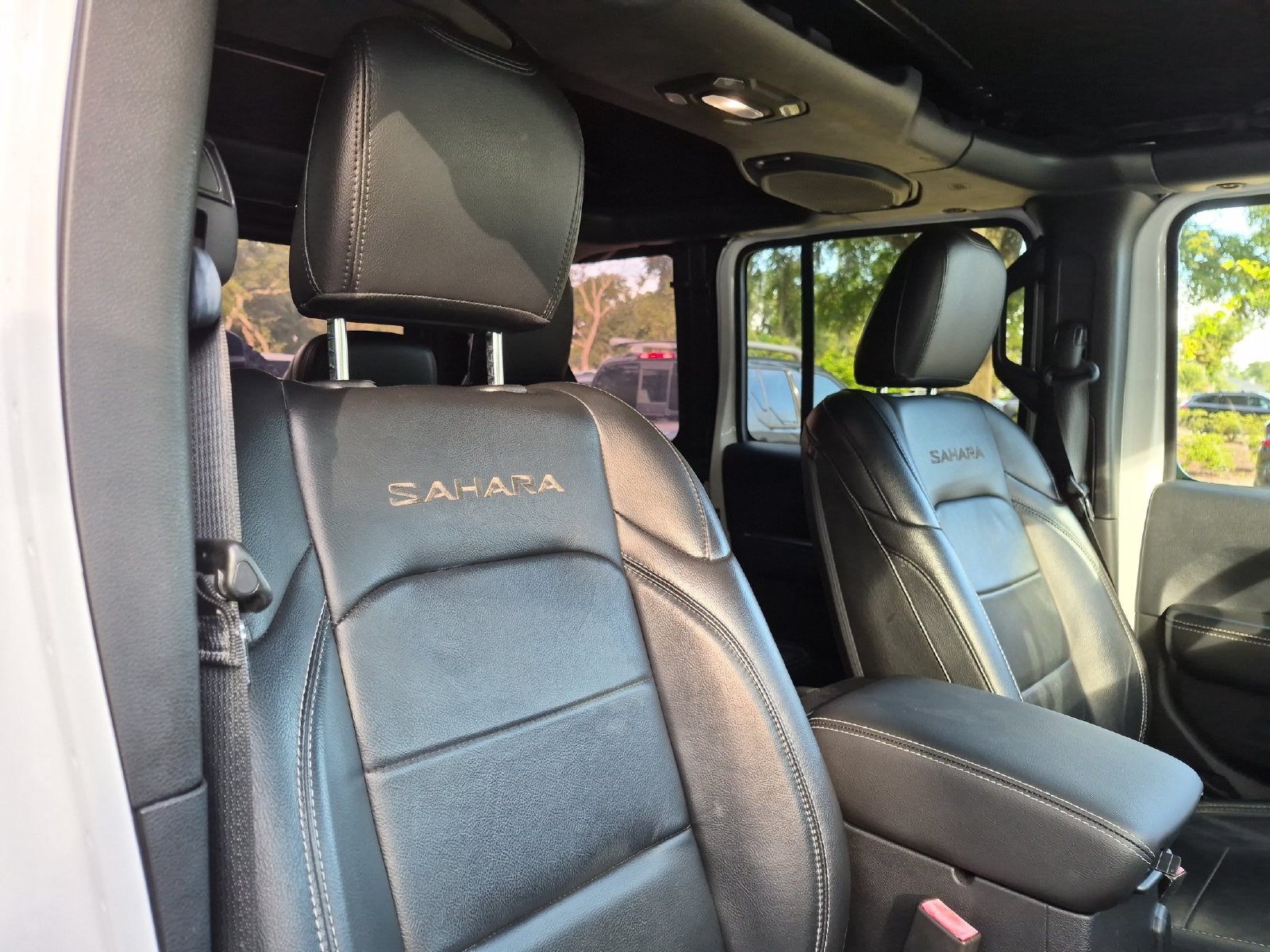 Used 2018 Jeep Wrangler Unlimited Sahara AWD/4WD image 31