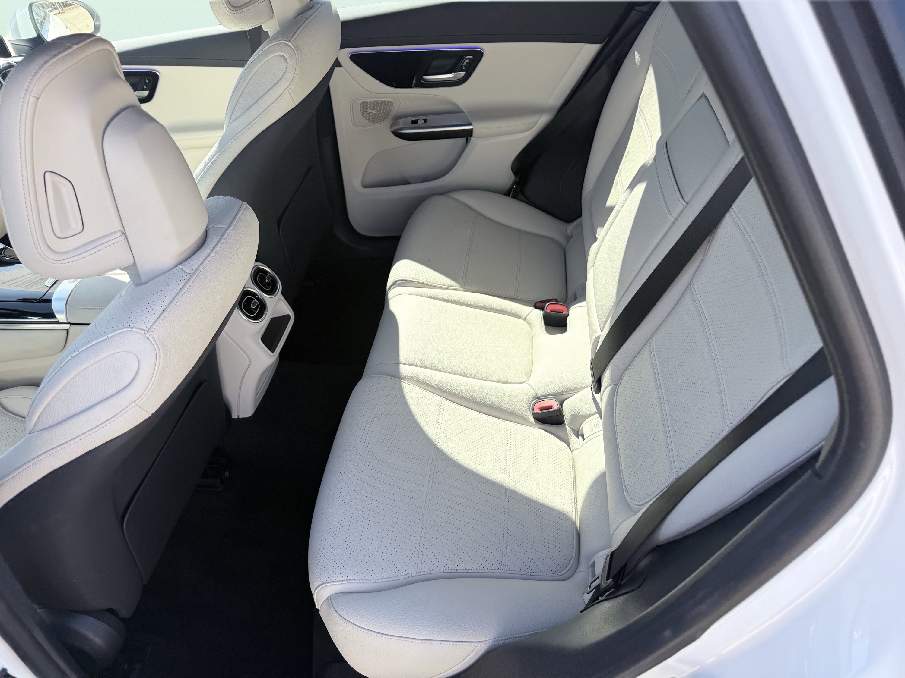 Used 2025 Mercedes-Benz GLC 300 4MATIC image 36