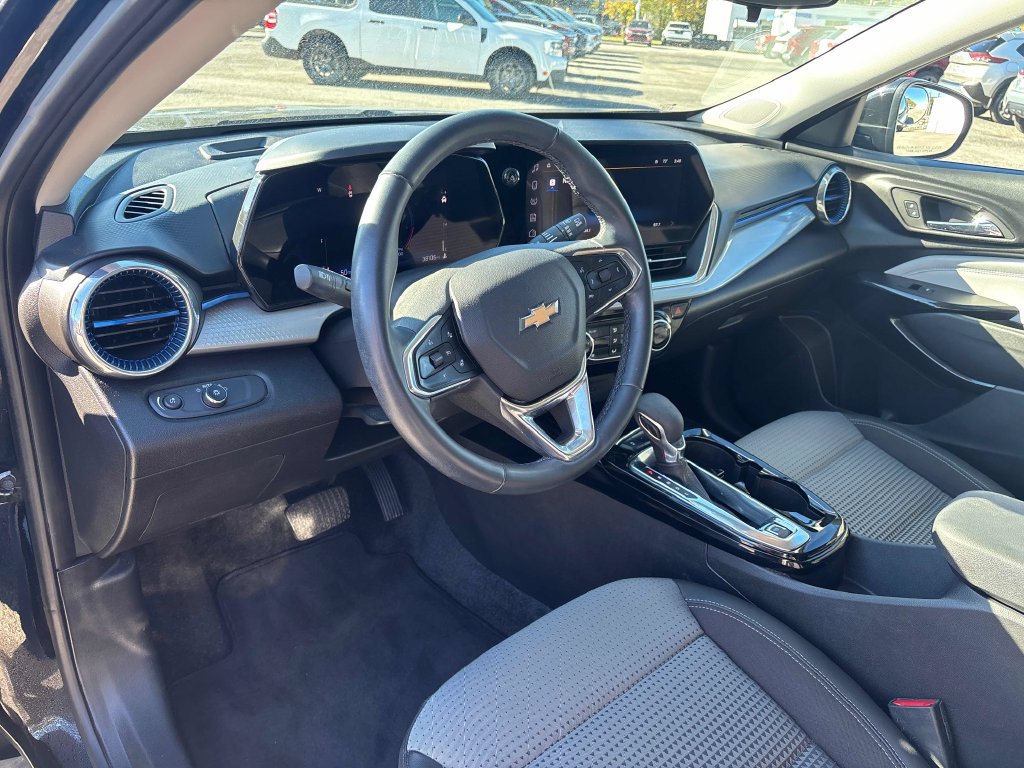 Used 2024 Chevrolet Trax LT w/ LT Convenience Package FWD image 11