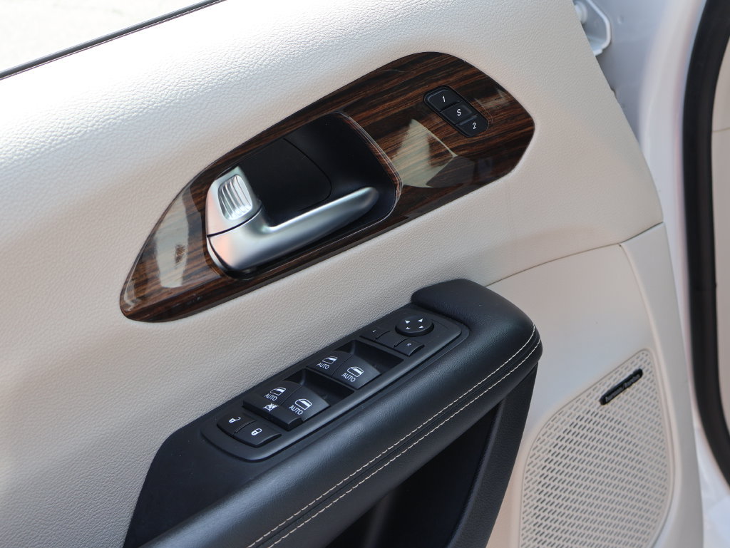 Used 2022 Chrysler Pacifica Limited FWD image 22