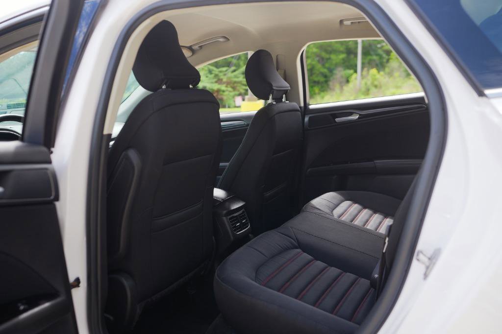 Used 2016 Ford Fusion SE w/ Equipment Group 201A image 16