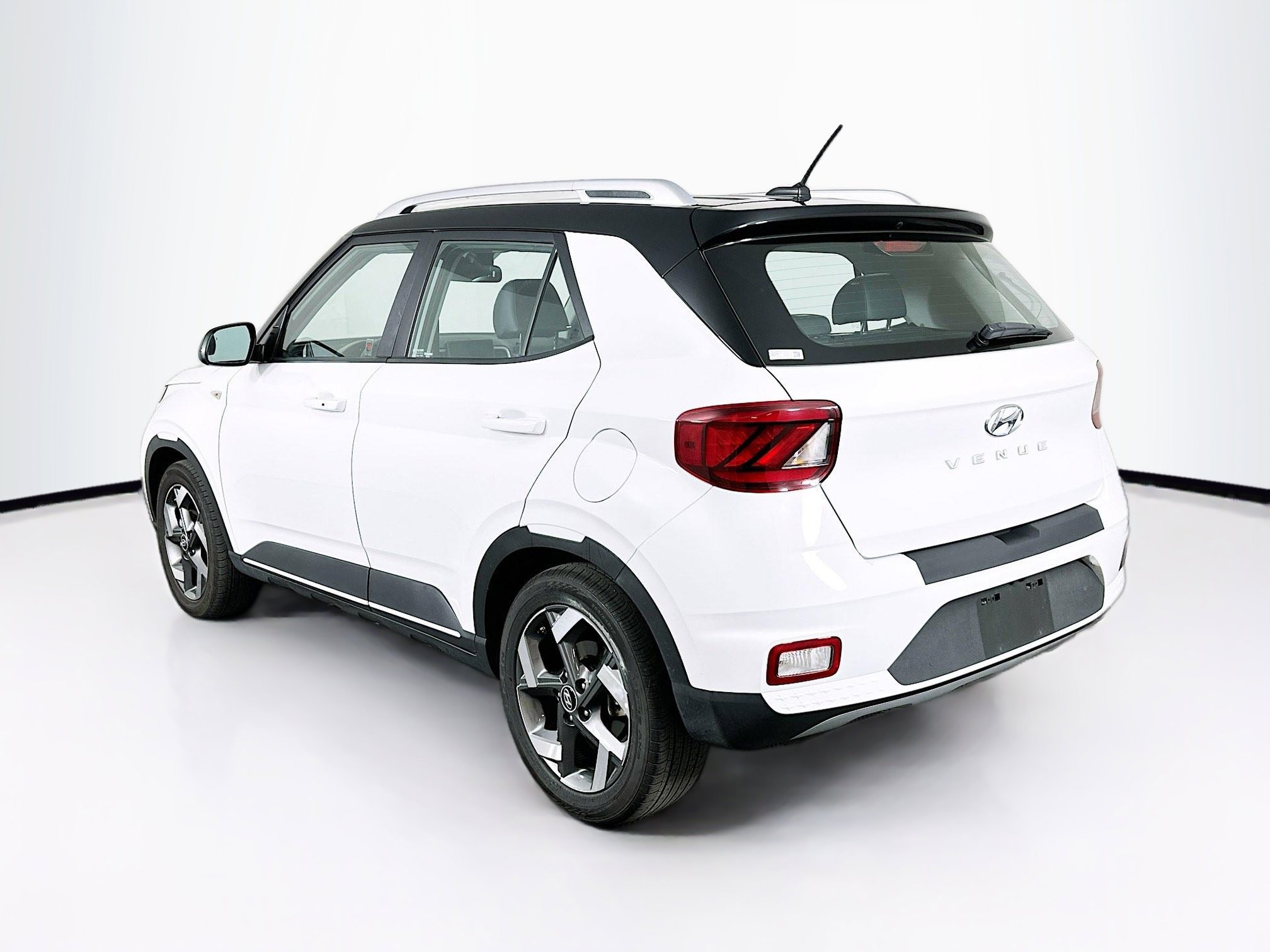 Used 2025 Hyundai Venue Limited image 5