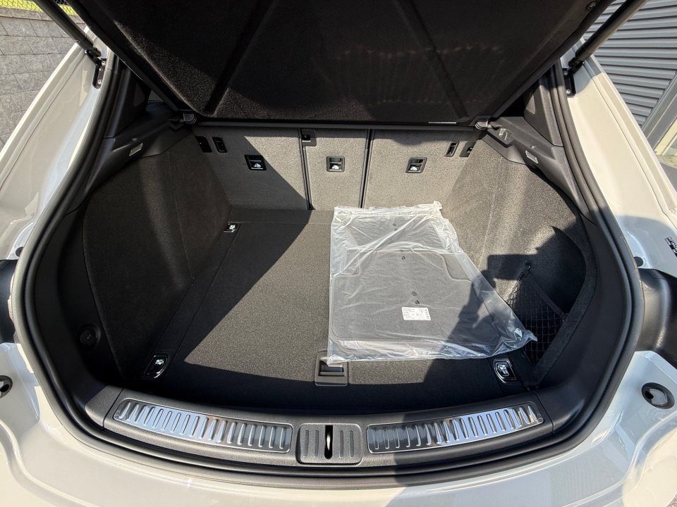 New 2026 Porsche Macan Turbo AWD/4WD image 17