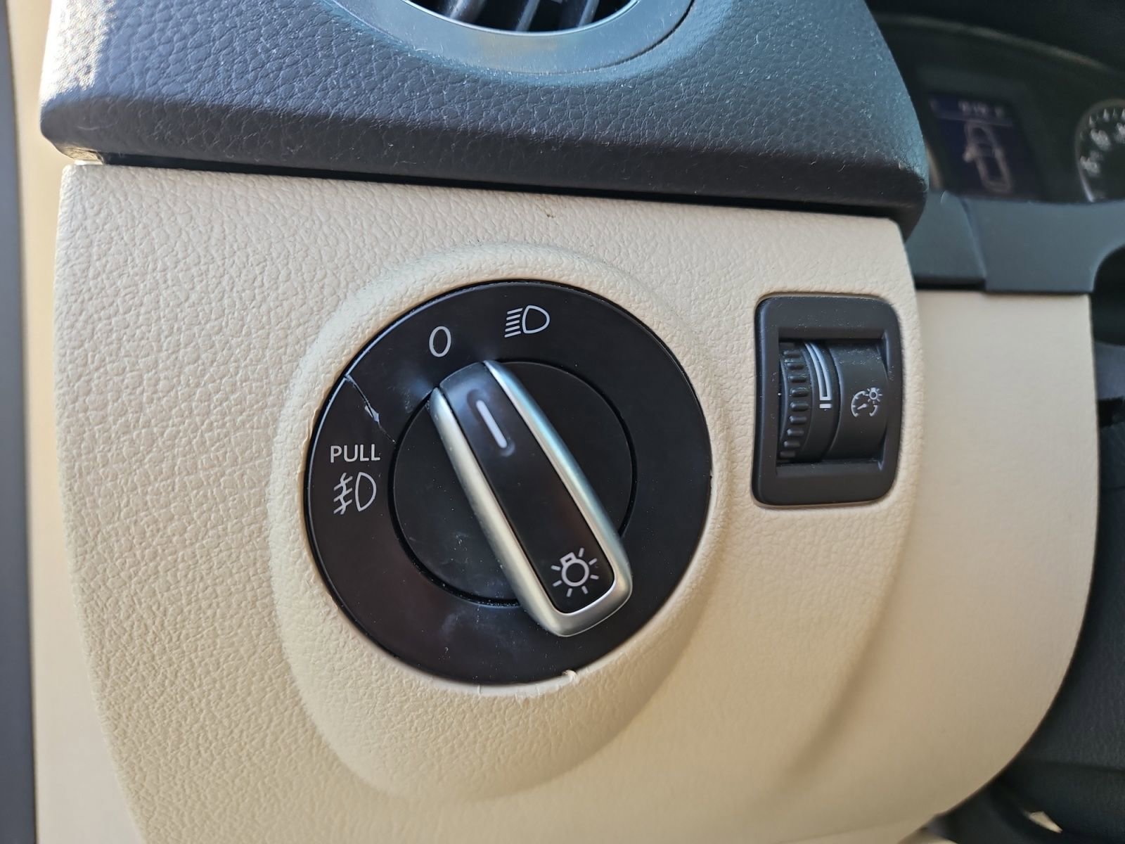 Used 2015 Volkswagen Tiguan SEL image 22