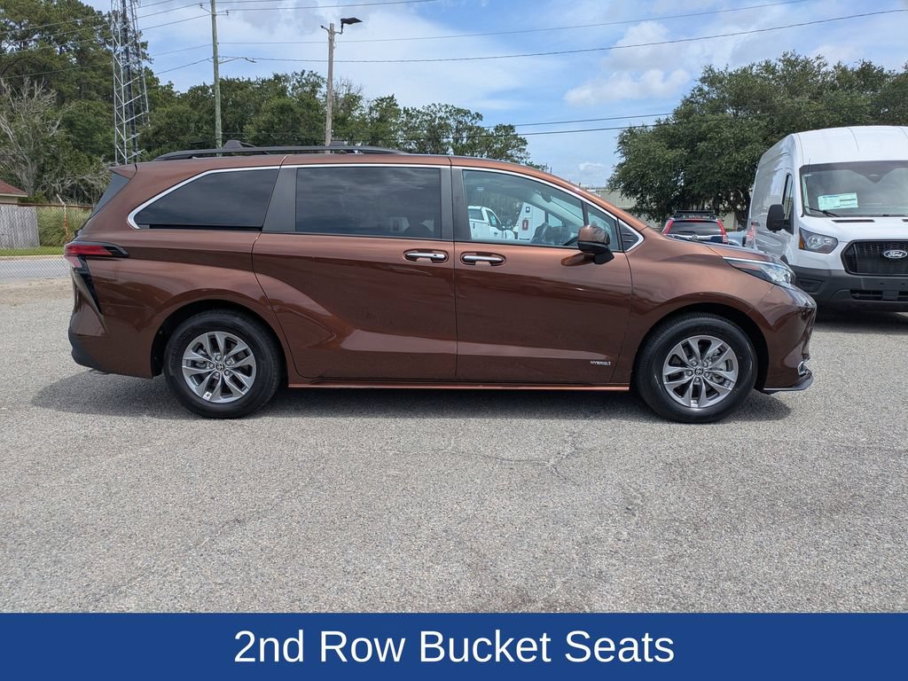 Used 2021 Toyota Sienna XLE AWD/4WD image 3