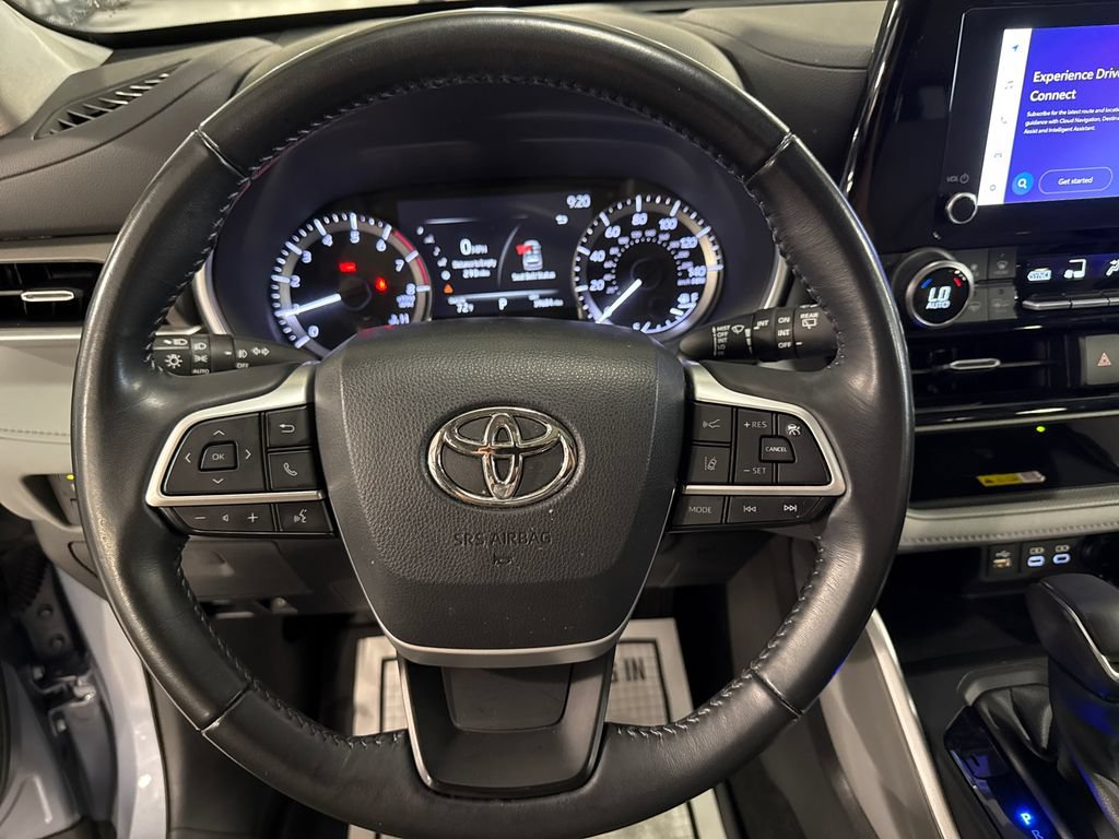 Used 2023 Toyota Highlander XLE AWD/4WD image 11