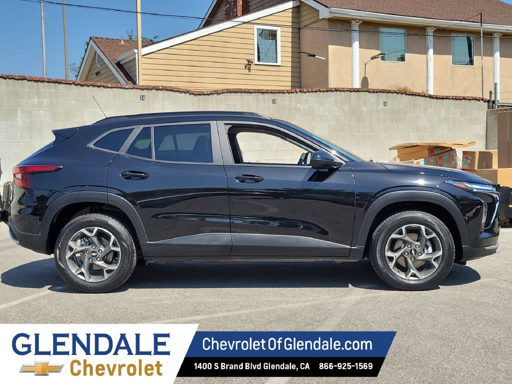 Used 2025 Chevrolet Trax LT FWD image 2