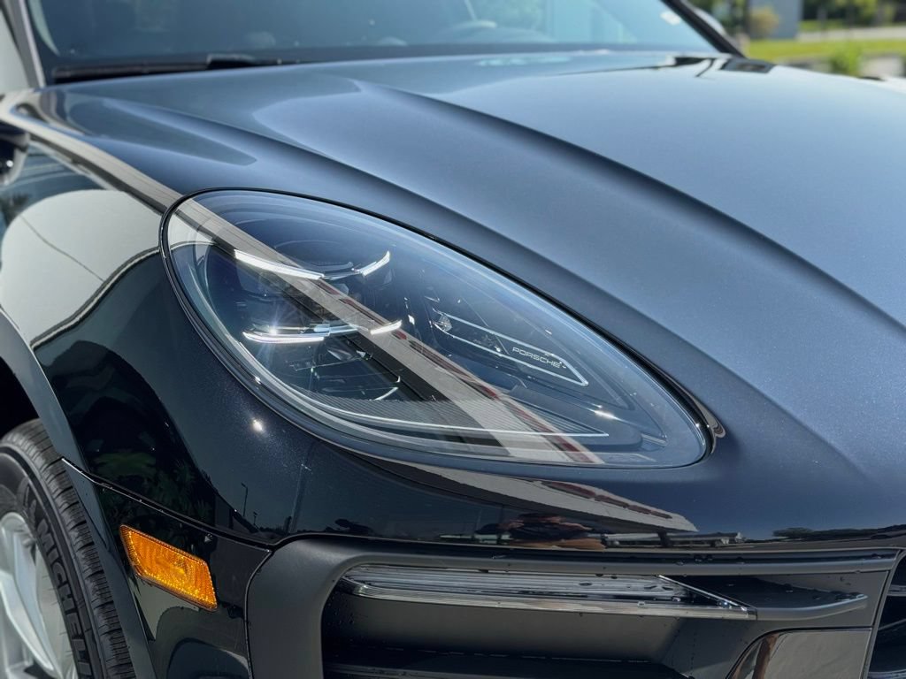 Certified 2025 Porsche Macan AWD/4WD image 8