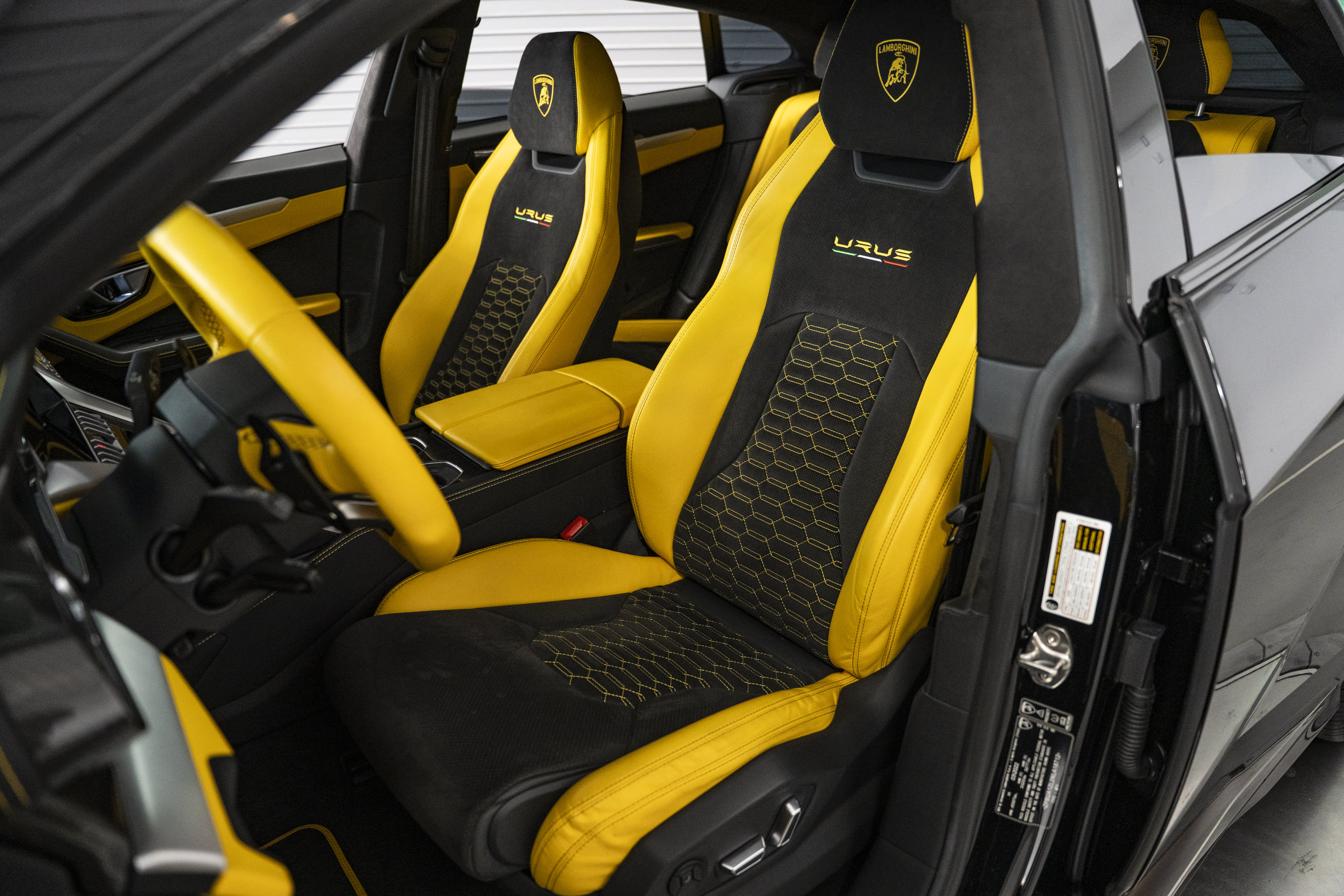 Used 2022 Lamborghini Urus AWD/4WD image 21