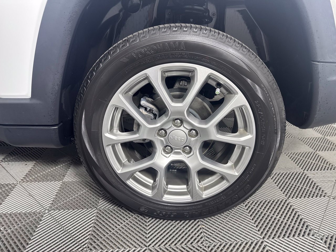 Used 2023 Jeep Compass Latitude w/ Sun and Sound Group AWD/4WD image 38