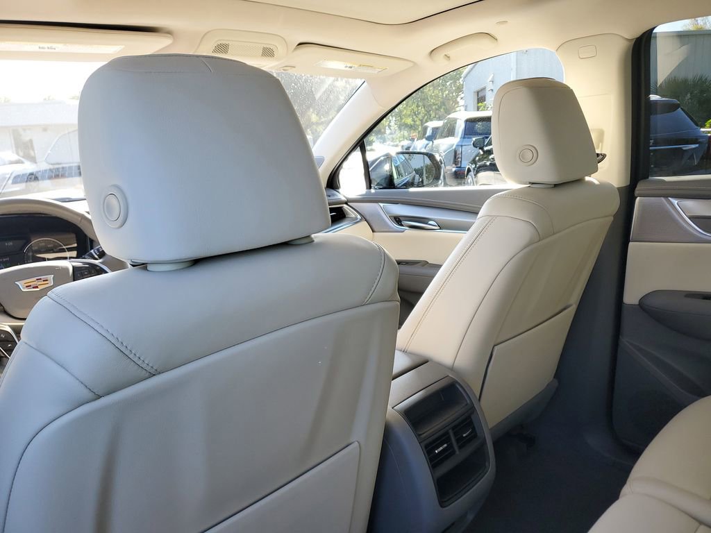 Used 2021 Cadillac XT5 Premium Luxury w/ LPO, Premium Carpet Package FWD image 15