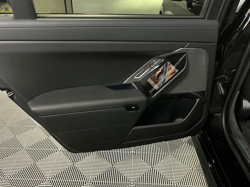 Used 2025 BMW 740i image 27
