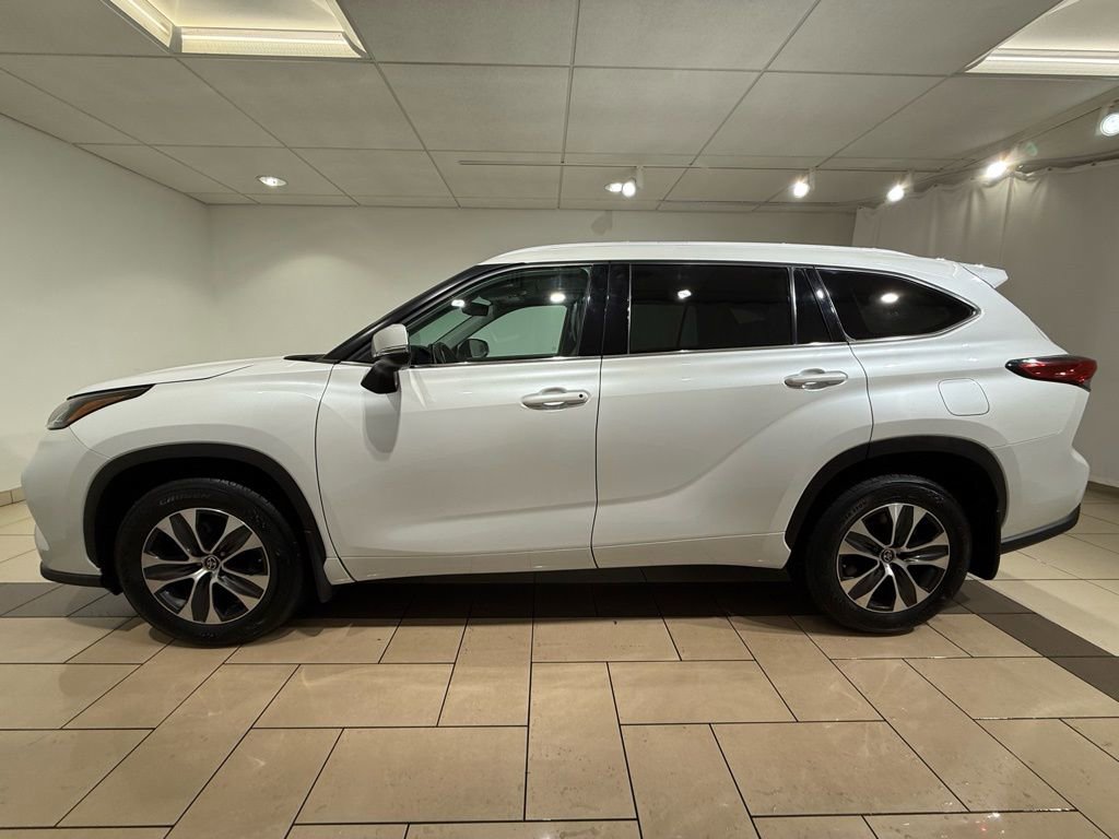 Certified 2022 Toyota Highlander XLE image 2