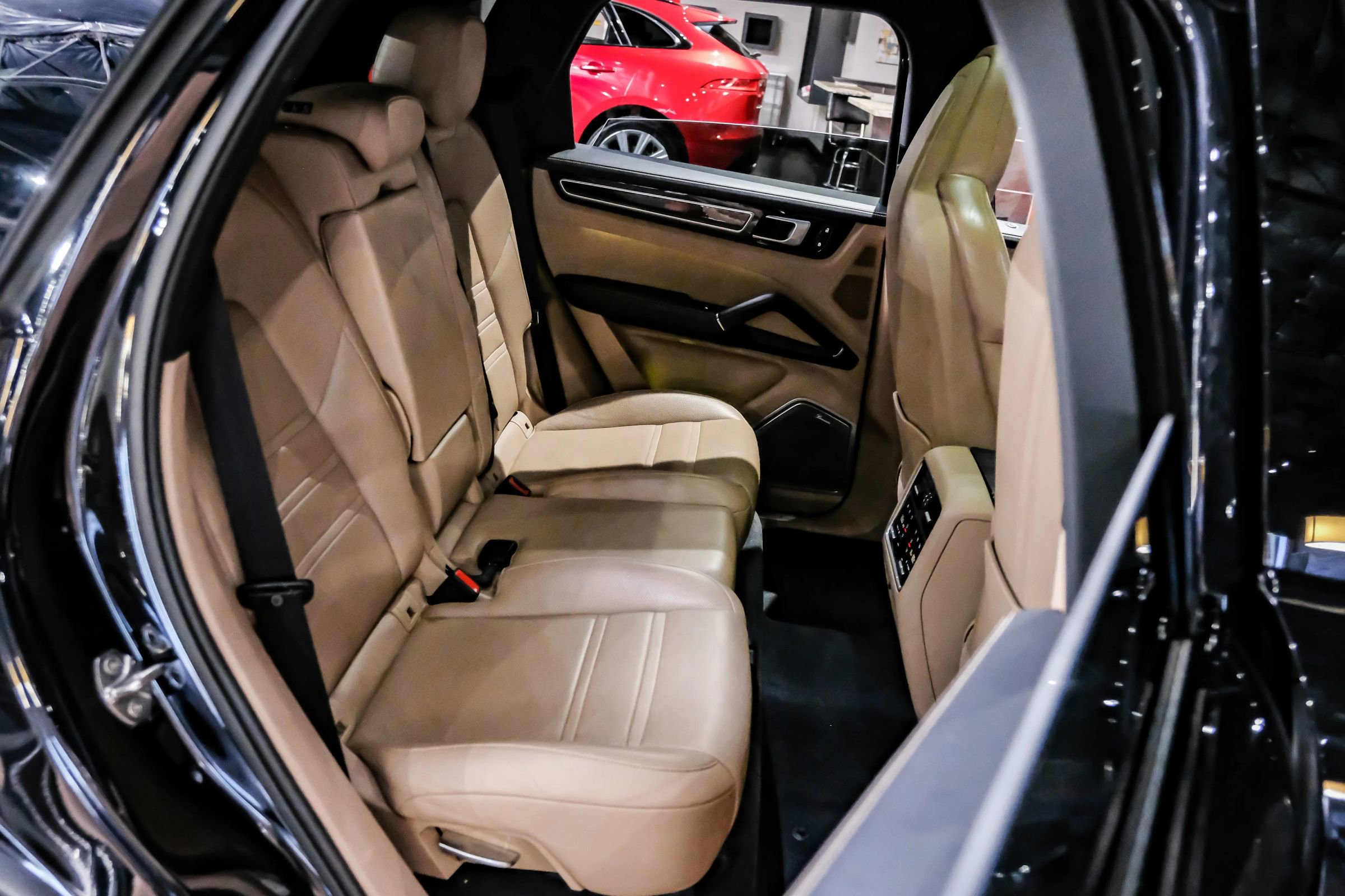 Used 2020 Porsche Cayenne S image 29