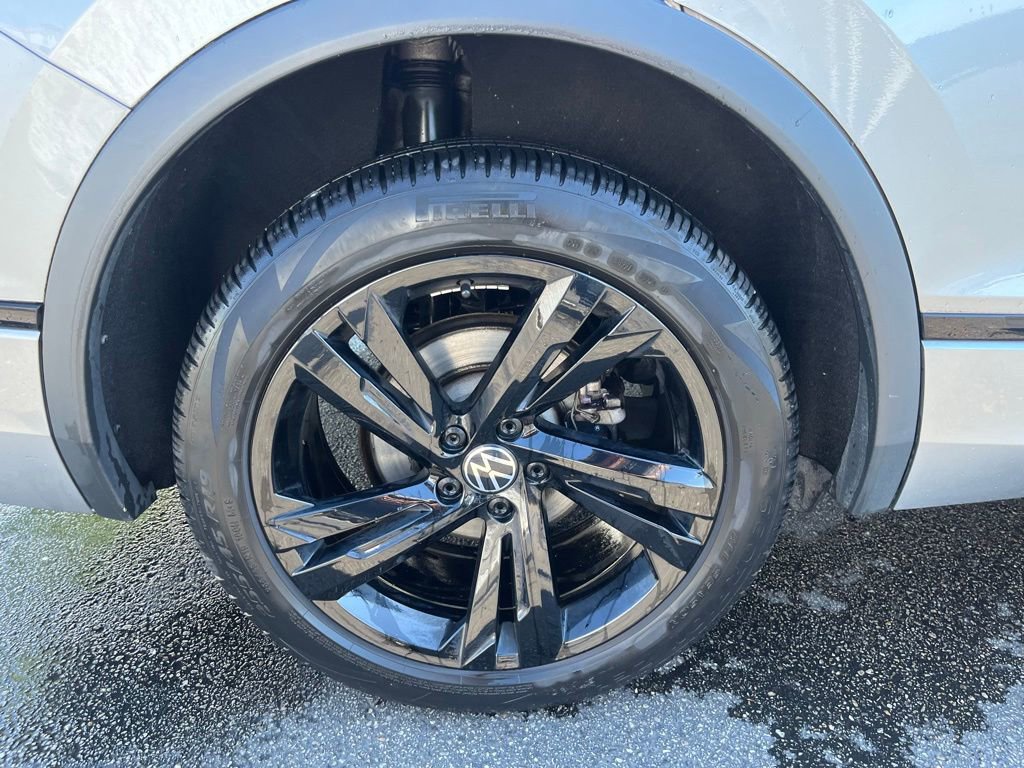 Certified 2023 Volkswagen Tiguan SE R-Line AWD/4WD image 33