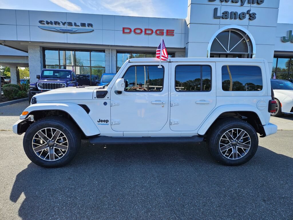 Used 2022 Jeep Wrangler Unlimited Sahara AWD/4WD image 2