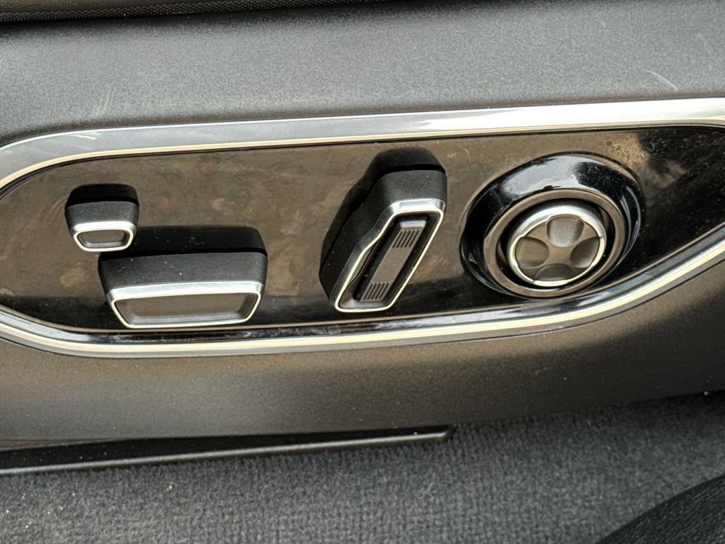 Used 2022 Jeep Grand Cherokee Overland w/ Luxury Tech Group IV image 24