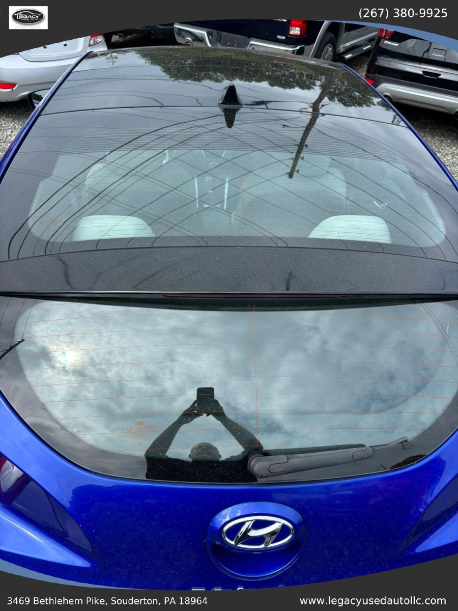 Used 2012 Hyundai Veloster w/ Style Pkg FWD image 8