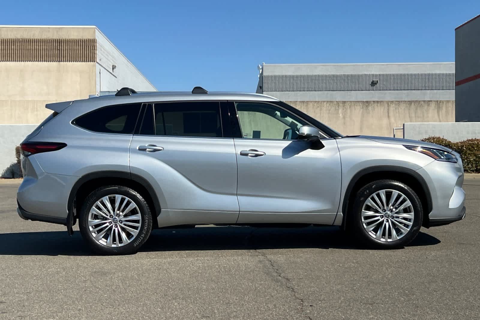 Used 2025 Toyota Highlander Platinum AWD/4WD image 6