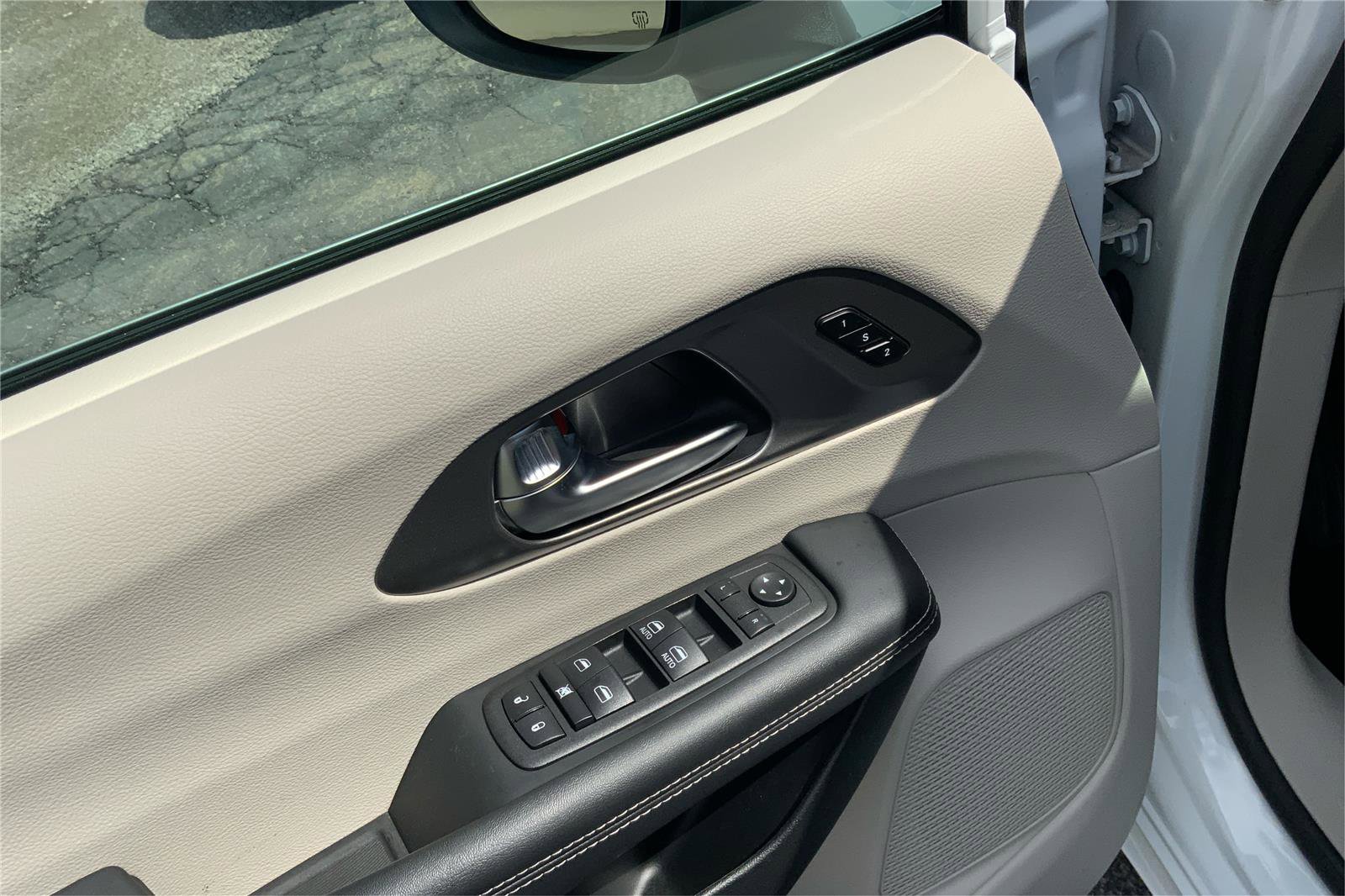 Used 2023 Chrysler Pacifica Touring-L FWD image 20