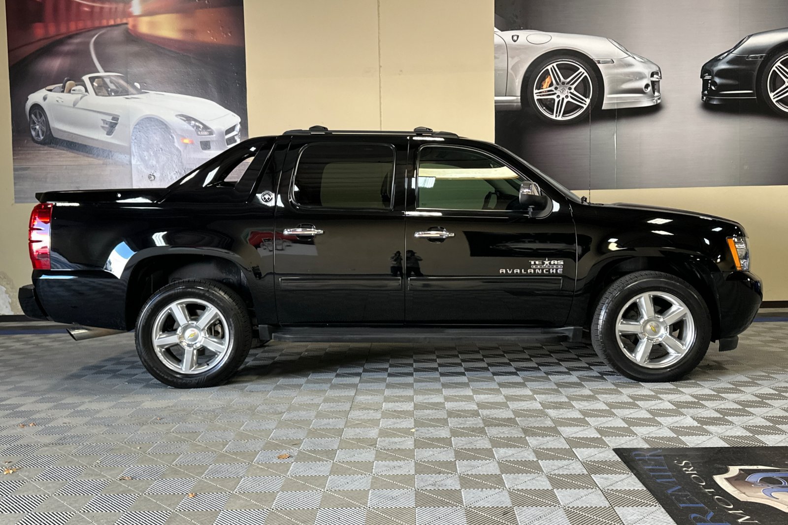 Used 2013 Chevrolet Avalanche LT w/ Texas Edition RWD image 3