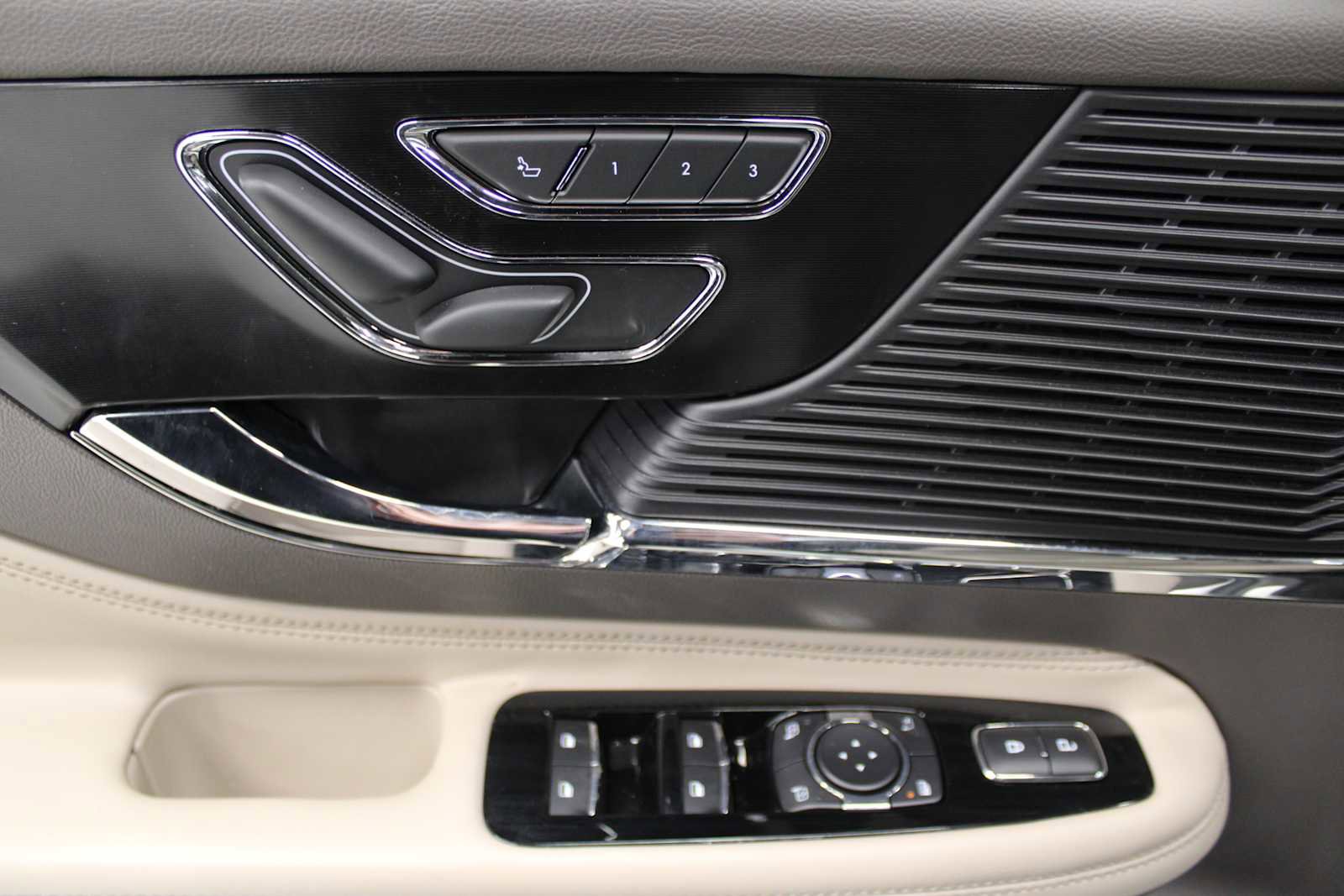 Used 2022 Lincoln Corsair AWD w/ Equipment Group 101A image 18