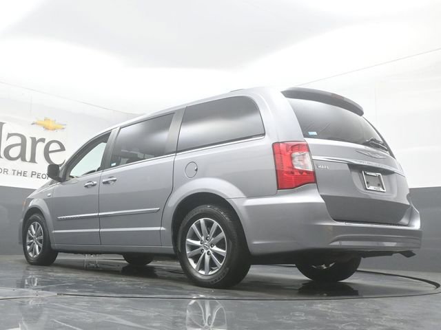 Used 2014 Chrysler Town & Country Touring-L image 5