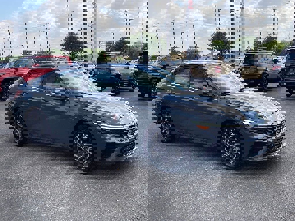 Used 2025 Hyundai Elantra Limited image 3