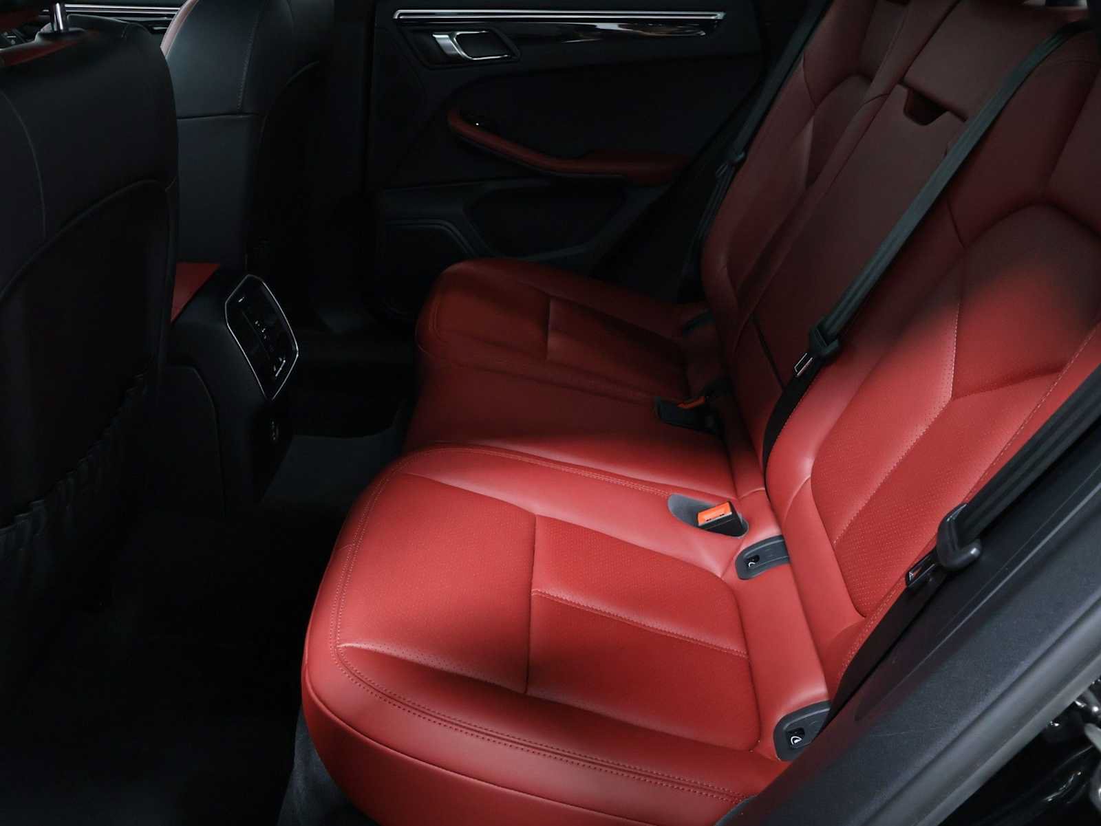 Certified 2023 Porsche Macan S AWD/4WD image 33