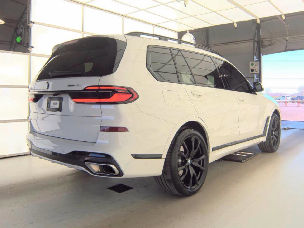 Used 2024 BMW X7 xDrive40i w/ M Sport Package AWD/4WD image 2